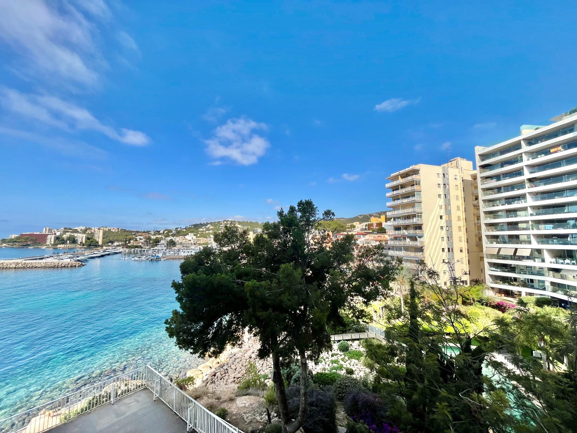 Discover your dream coastal apartment in Palma de Mallorca! This stunning property in Cala Major features 2 double bedrooms, a bright living area, and breathtaking views of Calanova port. Enjoy premium amenities, including a community pool, direct sea access, and a private cafeteria for residents. Located in the prestigious San Agustín area, you'll have all the conveniences of coastal living at your fingertips. Join us for a lifestyle shift—contact our expert team today for