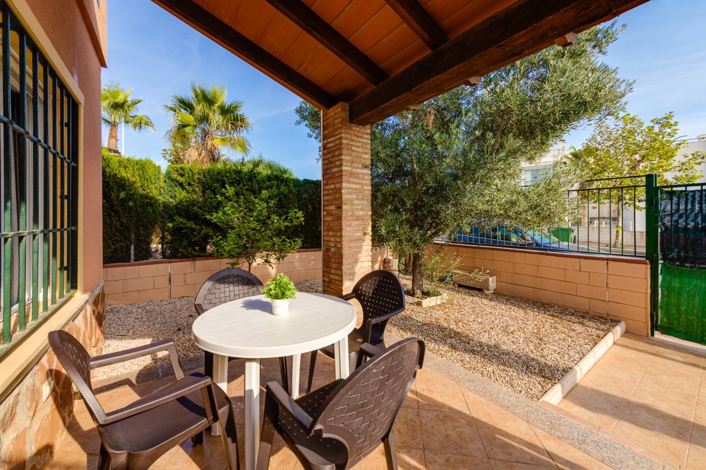 Discover your dream home in Aguas Nuevas, Torrevieja with this semi-independent villa featuring 2 bedrooms, a bathroom, and a private garden with a swimming pool. Enjoy an expansive 50 sq.m solarium, a fully furnished kitchen, and cozy living spaces designed for relaxation. This turnkey property comes complete with air conditioning and is ideally situated near local amenities and just 1,600 meters from La Mata Beach. Don’t miss out